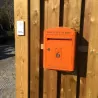 Boîte aux lettres orange suspendue La Boîte Jaune Boîte aux lettres orange suspendue La Boîte Jaune