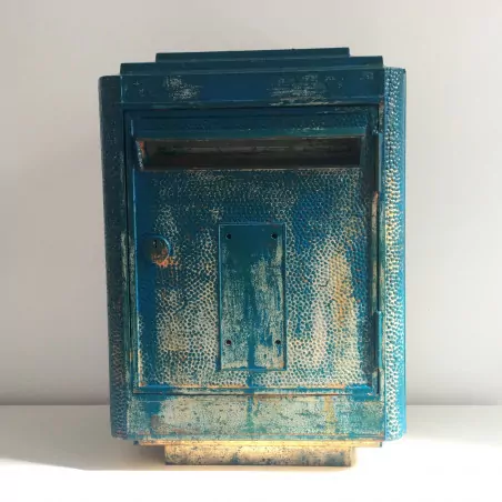 Boîte aux lettres vintage peinte par un artiste - La boîte jaune Boîte aux lettres vintage peinte par un artiste - La boîte jaune