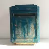 Boîte aux lettres vintage peinte par un artiste - La boîte jaune Boîte aux lettres vintage peinte par un artiste - La boîte jaune