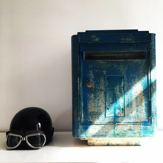 Boîte aux lettres vintage peinte par un artiste - La boîte jaune Boîte aux lettres vintage peinte par un artiste - La boîte jaune