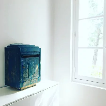 Boîte aux lettres vintage peinte par un artiste - La boîte jaune Boîte aux lettres vintage peinte par un artiste - La boîte jaune