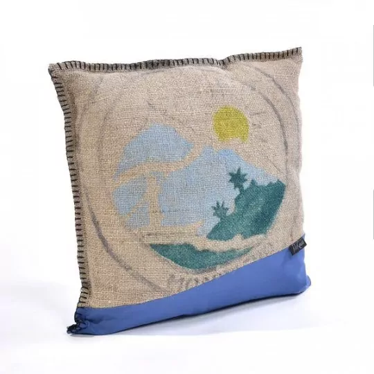 Coussin carré toile de jute de sac de café et coton Lilokawa Coussin carré toile de jute de sac de café et coton Lilokawa