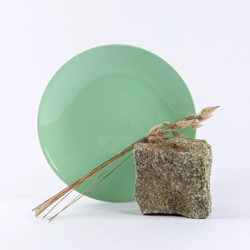 Grande assiette en porcelaine verte éco-responsable - Ogre La Fabrique