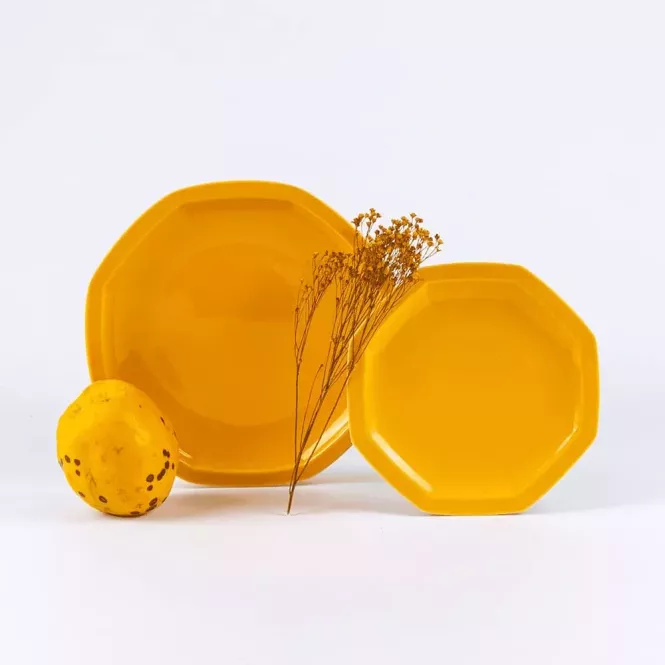 Assiette en porcelaine jaune solaire - Ogre La Fabrique