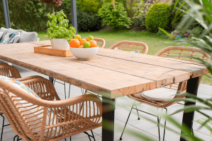 Comment rénover une table de jardin en bois ?