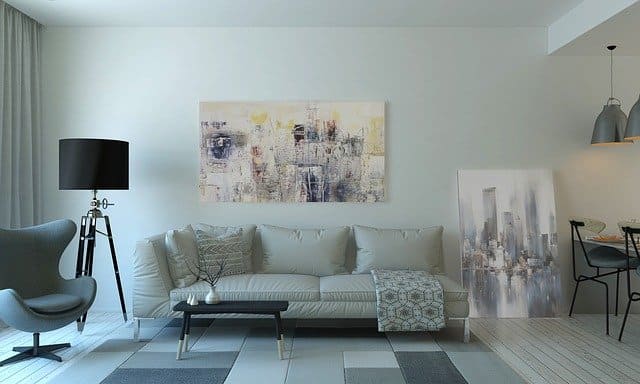 Salon gris avec tableau avec des luminaires
